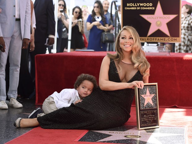 Mariah Carey e o filho Moroccan Cannon posam durante cerimônia em que a cantora ganhou estrela na Calçada da Fama de Hollywood nesta quarta-feira (5) (Foto: Chris Pizzello/Invision/AP) Mariah Carey e o filho Moroccan Cannon posam durante cerimônia em que a cantora ganhou estrela na Calçada da Fama de Hollywood nesta quarta-feira (5) (Foto: Chris Pizzello/Invision/AP)