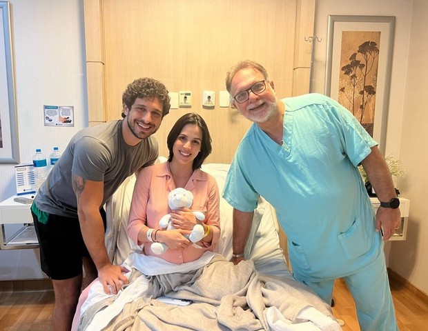 Pérola Faria e Mário Bregieira posam com o médico Marcos Arcader, responsável pelo parto de Joaquim (Foto: Reprodução/Instagram)