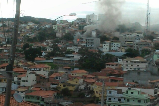 Fumaça assustou moradores da cidade (Foto: Vanguarda Repórter/Alexandre Toledo)