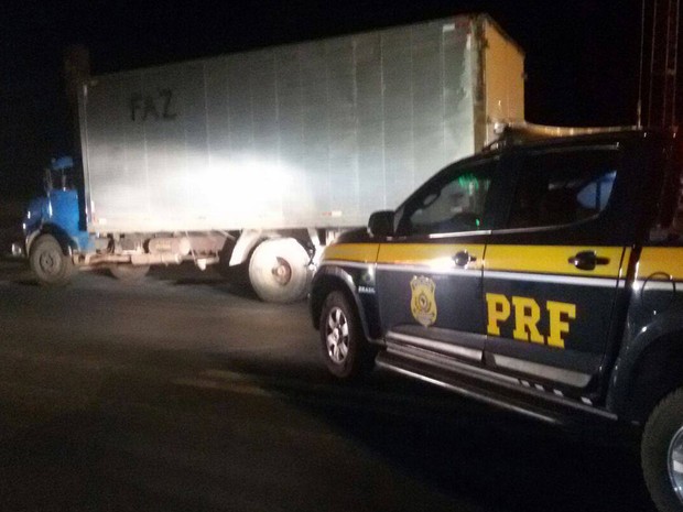 Caminhão foi apreendido com homem, que foi preso por dirigir embriagado (Foto: Divulgação/ PRF)