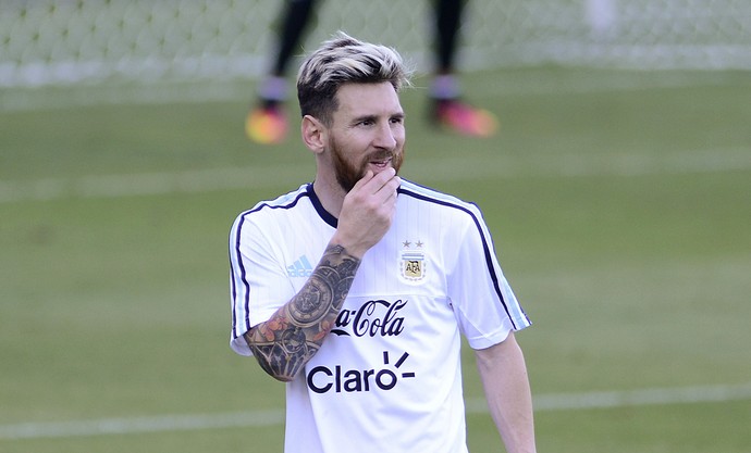 Messi com a perna esquerda toda pintada cobrindo tatuagens no treino da seleção da Argentina (Foto: AP Photo/Eugenio Savio)