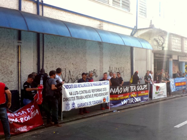 Entidades do Sindicais fecham rua de Piracicaba em ato contra reforma trabalhista  (Foto: Carol Giantomaso/G1)