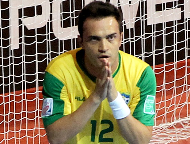 Falcão comemora gol no jogo do Brasil contra a Argentina no futsal (Foto: AP)