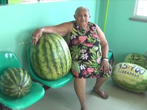 Aposentada paraou para fazer foto ao lado da melancia (Foto: Reprodução/TV Amazonas)