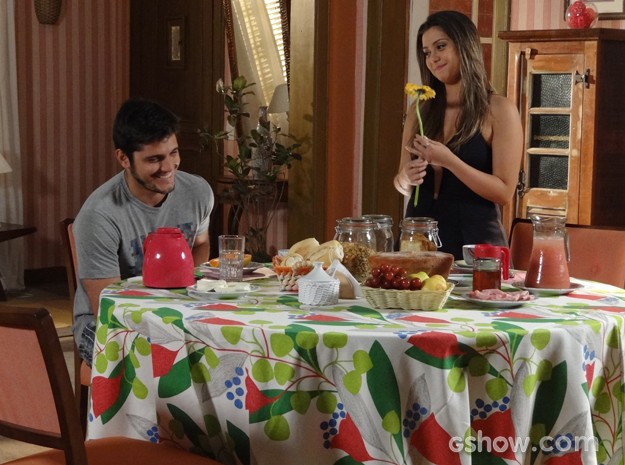 André fica encantado com dedicação de Bárbara e entrega uma flor após declaração (Foto: Em Família / TV Globo)