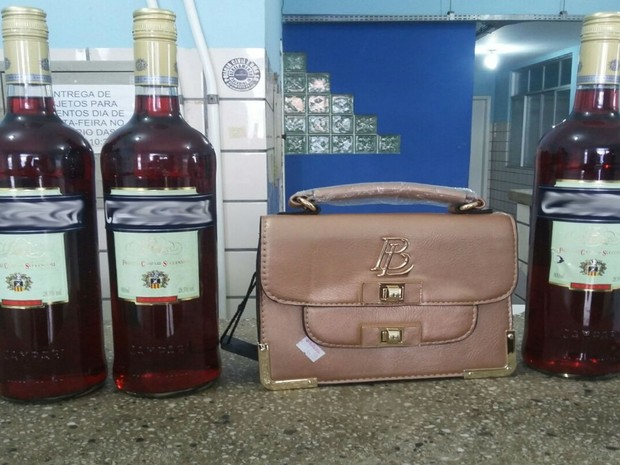 Mãe e filha foram detidas pela polícia roubando bebidas alcoólicas de um supermercado  (Foto: Sulbahianews / Alexandro Sousa)