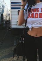 Kylie Jenner exibe a cinturinha em festival de música em Los Angeles
