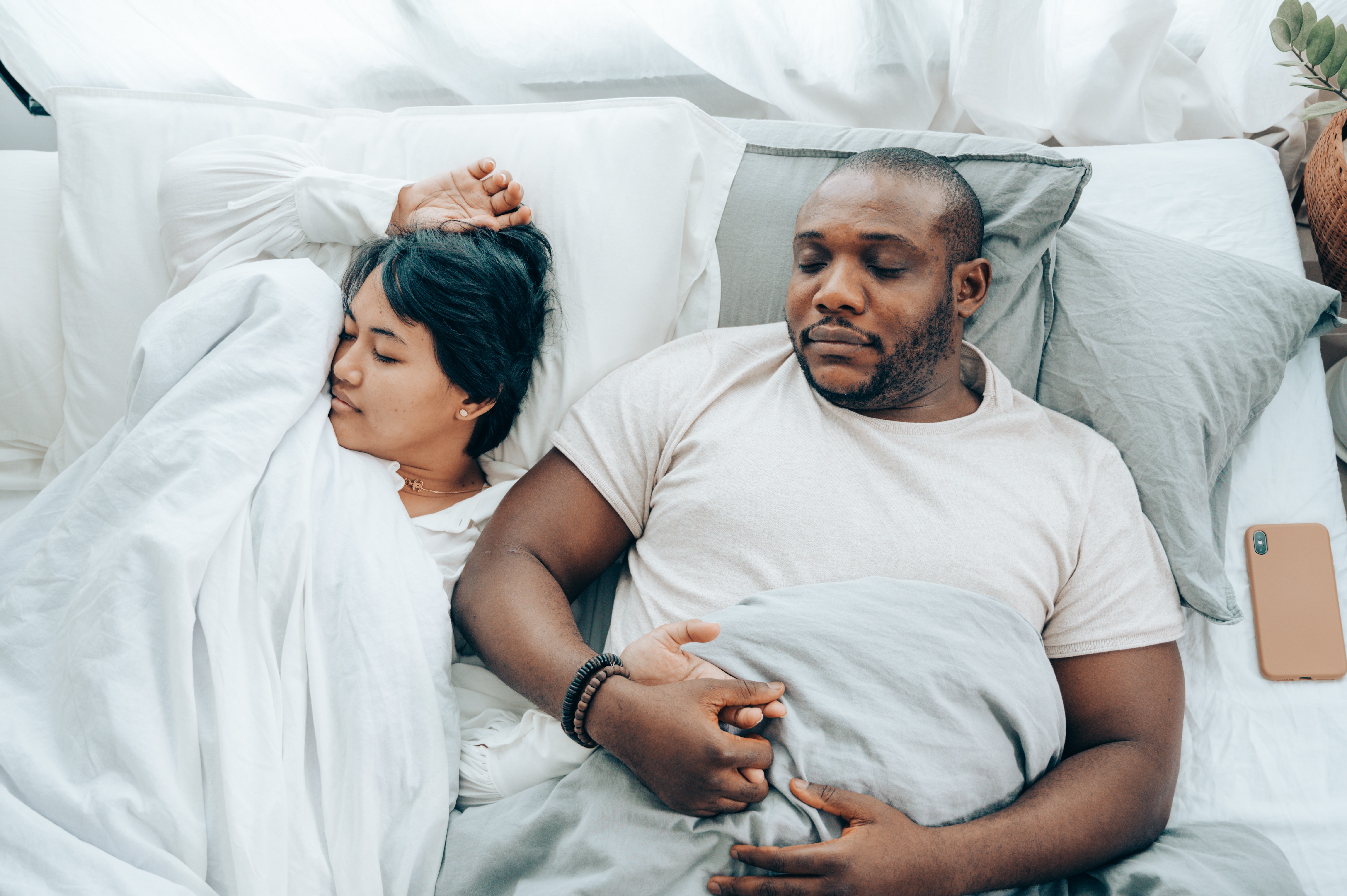 5 dicas para dormir mais rápido — mesmo que você esteja estressado. Acima: Casal dormindo (Foto: Ketut Subiyanto/ Pexels)