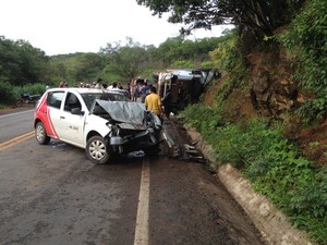 Carro da prefeitura de Brasília de Minas também foi atingido (Foto: Valdivan Veloso/G1)