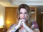 Letícia Spiller mostra tatuagens temporárias para personagem