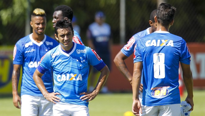 Robinho aguarda regularização de documentos para estrear pelo Cruzeiro (Foto: Light Press)