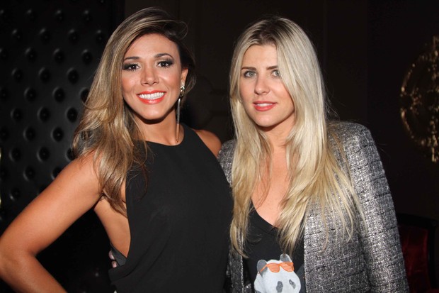 Fabiana e Íris, ex-bbbs, prestigiam show do cantor Thiaguinho no Club a São Paulo  (Foto: Thiago Duran/AgNews)