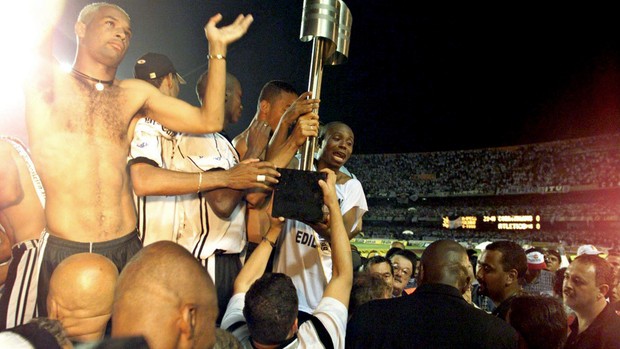dinei edilson corinthians troféu campeão brasileiro 1999 (Foto: Paulo Pinto / Agência Estado)