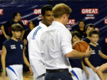 Príncipe Harry visita centro esportivo, em BH, que receberá treinos do Reino Unido para as Olímpiadas de 2016. (Foto: Raquel Freitas/ G1) Príncipe Harry visita centro esportivo, em BH, que receberá treinos do Reino Unido para as Olímpiadas de 2016. (Foto: Raquel Freitas/ G1)
