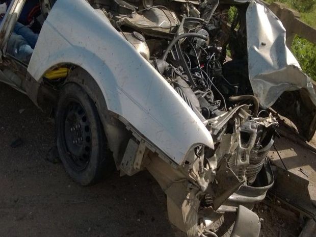 Carro ficou destruido após colisão (Foto: Bombeiros)