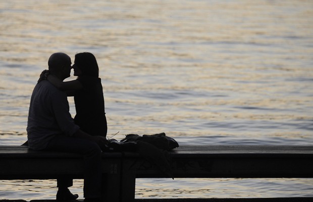  Casal se beija em foto de 2009; estudo concluiu que sexo uma vez por semana é suficiente para felicidade conjugal  (Foto: AFP Photo/Sebastien Bozon)