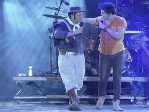 Joca Martins cantou ao lado de Luan Santana (Foto: Reprodução/RBS TV)