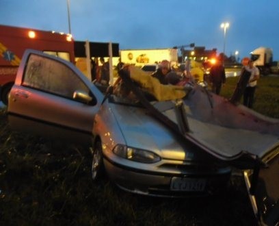 Carro ficou completamente destruído, em Irani (Foto: Bombeiros Irani/Divulgação)