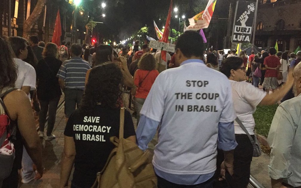 Manifestantes caminham no Centro do Rio durante ato nesta sexta-feira (31) (Foto: Nicolás Satriano/G1)