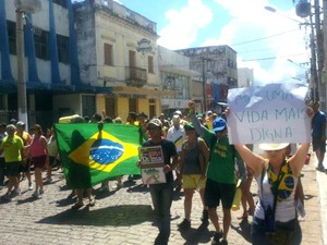 Manifestantes percorreram as principais ruas da região central de Corumbá (MS) por cerca de uma hora.  (Foto:  Laura Toledo/TV Morena)