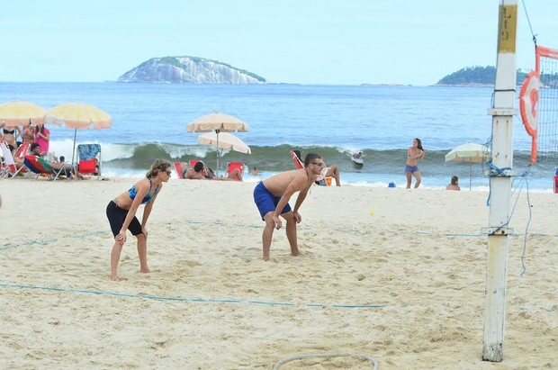 Fernanda Lima e Rodrigo Hilbert jogam vôlei na praia (Foto: William Oda / Foto Rio News)