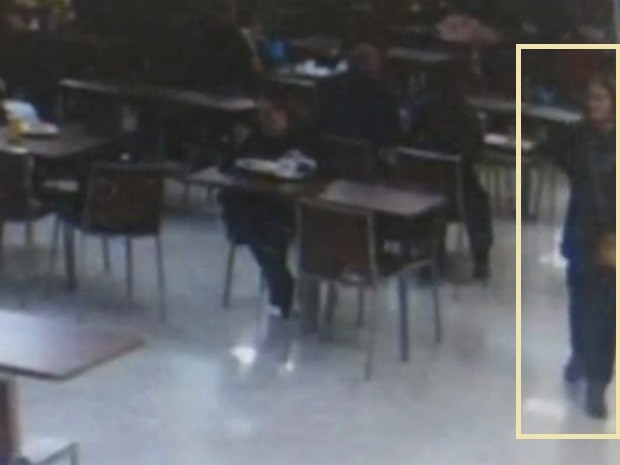 Esta imagem mostra a médica capixaba passando em meio a mesas de alimentação no aeroporto de Guarulhos (Foto: TV Globo/Reprodução) Esta imagem mostra a médica capixaba passando em meio a mesas de alimentação no aeroporto de Guarulhos (Foto: TV Globo/Reprodução)