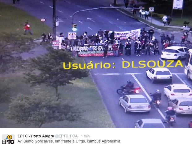 Protesto realizado nia Avenida Bento Gonçalves, em Porto Alegre (Foto: Reprodução/Twitter EPTC)