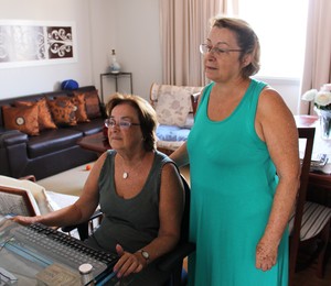 As irmãs Zoraide (sentada) e Mafalda aprenderam a usar o Facebook em um curso de informática para idosos (Foto: Nathalia Tavolieri / ÉPOCA)