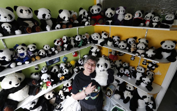 Celine e o marido possuem cerca de 2.200 peas com imagens de pandas (Foto: Yves Herman/Reuters)
