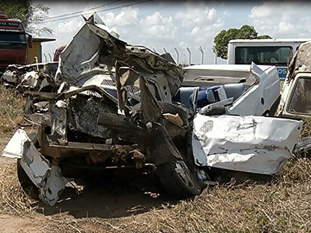 Carro que transportava seis pessoas ficou destruído com o impacto da  batida (Foto: Reprodução/Inter TV Cabugi)