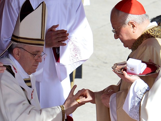 Papa Francisco recebe o anel do pescador (Foto: Alberto Pizzoli/AFP)