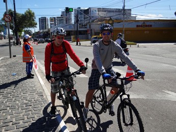 Denis e Tibério afirmam que nem todos os carros respeitam ciclistas. (Foto: Katherine Coutinho/G1)