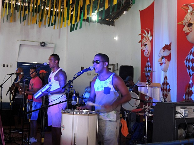 Samba agita prévia do Menino da Tarde (Foto: Katherine Coutinho / G1)
