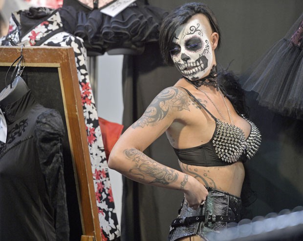 Uma participante exibiu o rosto com pintura de caveira nesta sexta-feira (14) na feira internacional de tatuagens em Dortmund, na Alemanha (Foto: Martin Meissner/AP)