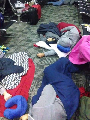 Brasileiros dormem no aeroporto de Detroit, nos EUA (Foto: Edemara Nascimento/ VC no G1)