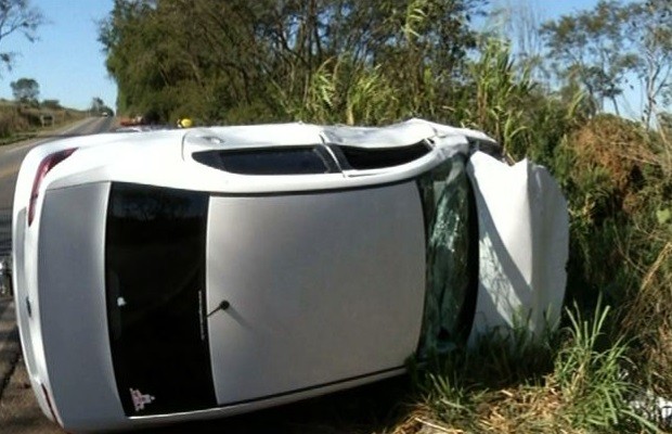 pneus se soltam de caminhão e causa acidente com uma morte em Goiás (Foto: Reprodução/TV Anhanguera)