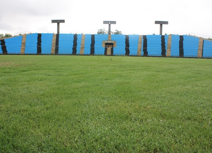 Prefeitura cuida do gramado do Ipatingão para revitalizar o estádio. (Foto: Wellis Debil / Prefeitura de Ipatinga)