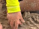 Fantástico testa a qualidade da areia de seis praias do país