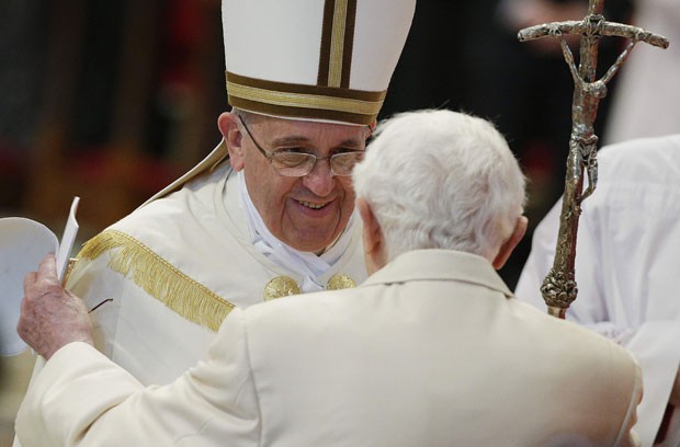 Papa Francisco cumprimenta o Papa emrito Bento XVI durante o consistrio deste sbado (22) no Vaticano (Foto: Max Rossi/Reuters)