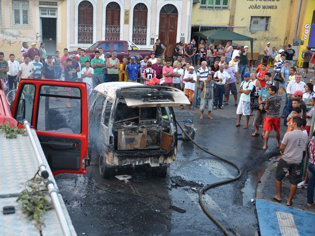 De acordo com o cabo, o motivo do incêndio foi a mangueira de um botijão de gás, que rompeu. Os Bombeiros estiveram no local e contiveram as chamas, mas o carro ficou destruído (Foto: Walter Paparazzo/G1) De acordo com o cabo, o motivo do incêndio foi a mangueira de um botijão de gás, que rompeu. Os Bombeiros estiveram no local e contiveram as chamas, mas o carro ficou destruído (Foto: Walter Paparazzo/G1)