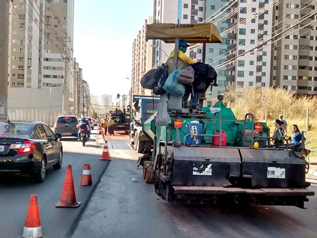 Trânsito teve faixa bloqueada durante obra de recapeamento na avenida Araucárias, em Águas Claras, no DF (Foto: Lucas Nanini/G1) Trânsito teve faixa bloqueada durante obra de recapeamento na avenida Araucárias, em Águas Claras, no DF (Foto: Lucas Nanini/G1)