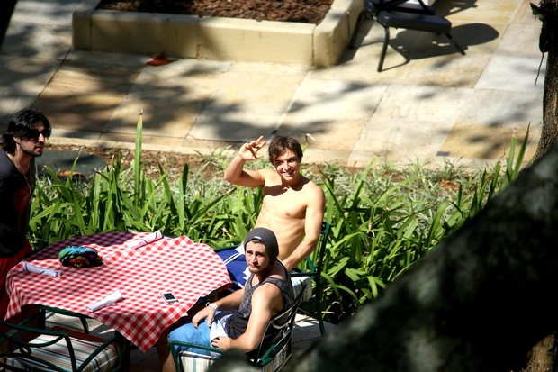 Integrante da banda Emblem3 com amigos na praia (Foto: Gabriel Reis e Delson Silva / AgNews)