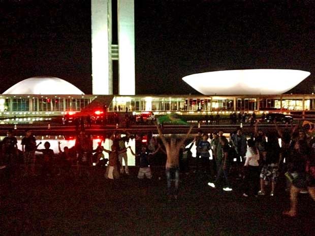 Estudantes no início da noite desta terça em protesto em frente ao Congresso Nacional (Foto: Fabiano Costa/G1)