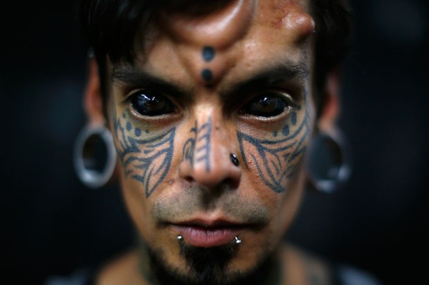 Carlos Dehaquiz tatuou inclusive a língua e os olhos  (Foto: Jorge Silva/Reuters)
