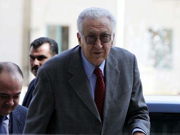 O emissário da ONU e da Liga Árabe para a Síria, Lakhdar Brahimi, chega para conferência em Amã, na Jordânia, nesta quinta-feira (18) (Foto: Ali Jarekji/Reuters) O emissário da ONU e da Liga Árabe para a Síria, Lakhdar Brahimi, chega para conferência em Amã, na Jordânia, nesta quinta-feira (18) (Foto: Ali Jarekji/Reuters)