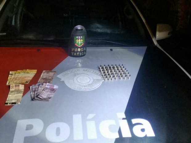 40 pinos de cocaína foram encontrados com o homem, em Pindamonhangaba (Foto: Divulgação/Polícia Militar)