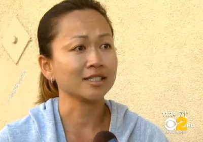 Dori Rhoades organizou uma feira de garagem para vender algumas peças que não queria mais. Infelizmente, ela acabou vendendo muito mais do que desejava (Foto: Reprodução Internet/CBS LOS ANGELES) Dori Rhoades organizou uma feira de garagem para vender algumas peças que não queria mais. Infelizmente, ela acabou vendendo muito mais do que desejava (Foto: Reprodução Internet/CBS LOS ANGELES)
