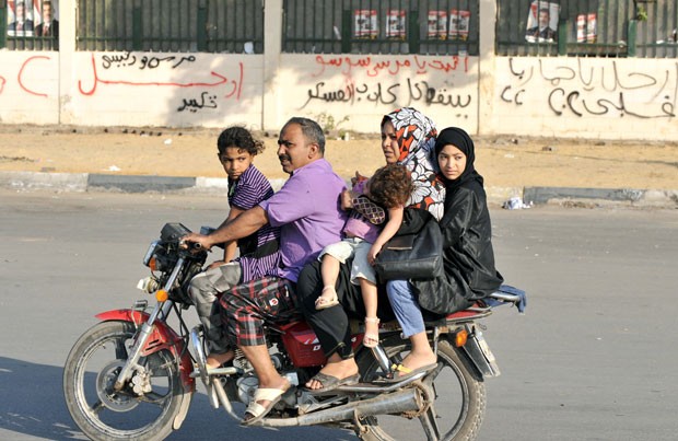 Eoi fgípcio levava a mulher e os três filhos em moto (Foto: Fayez Nureldine/AFP)