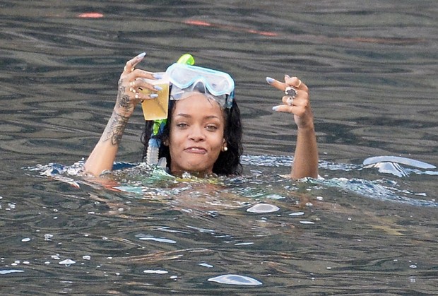 Rihanna faz gesto obsceno (Foto:  Splash News/AKM-GSI / AKM-GSI )