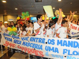 Fãs da pentatleta levaram cartazes para recepcioná-la (Foto: Aldo Carneiro / Pernambuco Press)